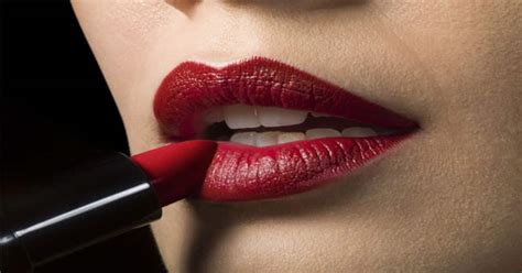 What are the disadvantages of matte lipstick?